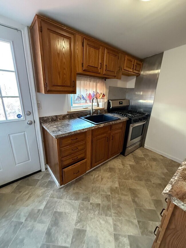 Foto del edificio - 3-Bedroom 1.5-Bathroom Home with Garage in...