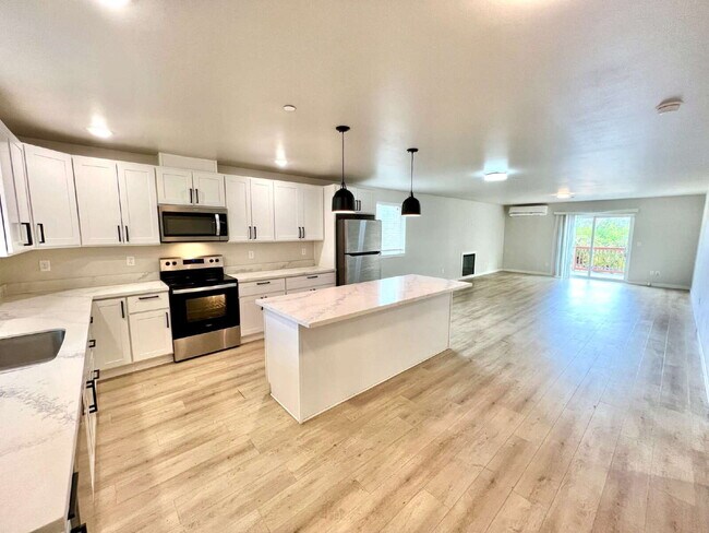 Foto del edificio - Modern 2022-Built Rambler on Private Lot with 2-Car Garage