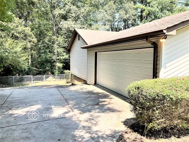 Building Photo - 820 Cedar Lake Dr SE