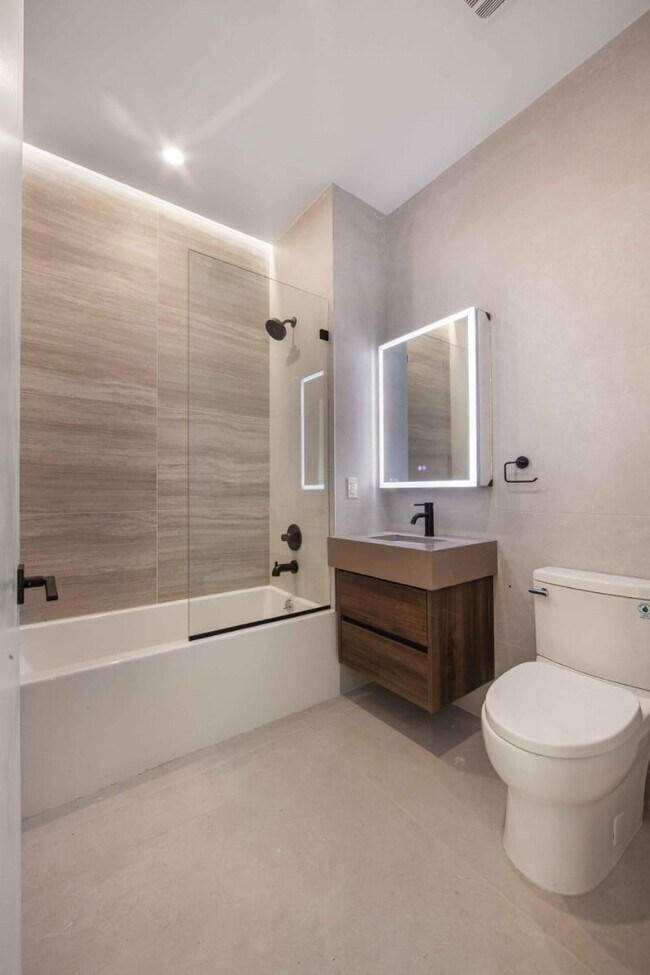 Foto del edificio - 321 E 17th St