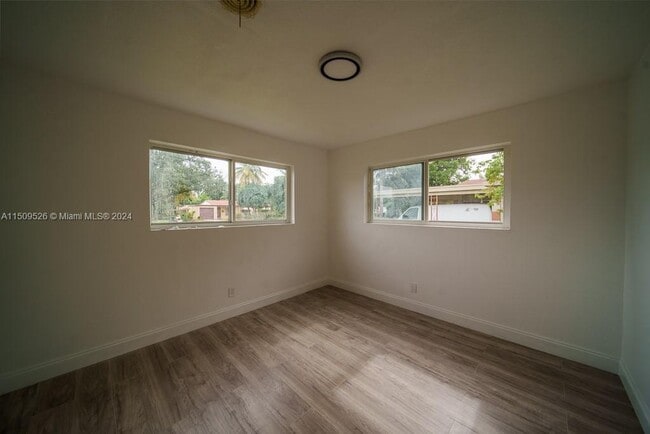 Building Photo - 1051 Park Dr