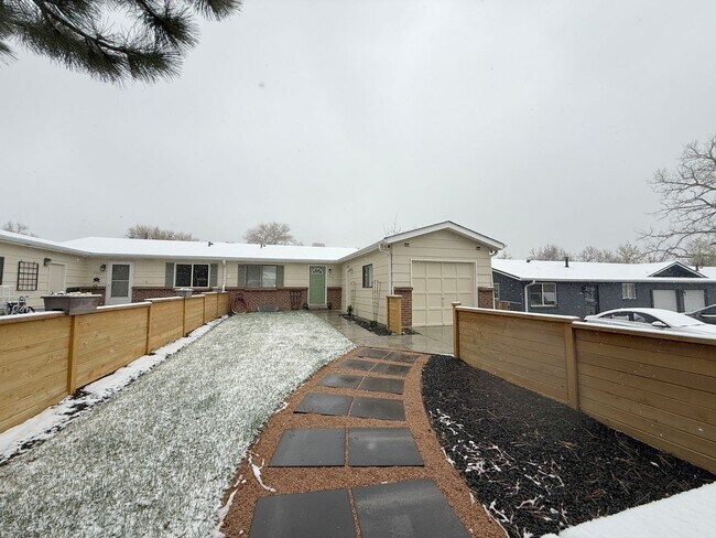 Foto del edificio - Meticulously Maintained 4-Bedroom Duplex