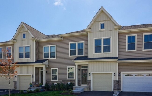 Building Photo - Luxurious 3-Bedroom Townhome with Finished...