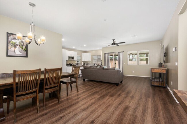 Building Photo - 475 Camellia Way