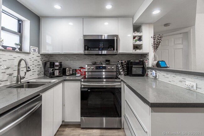 Building Photo - 8290 Lake Dr