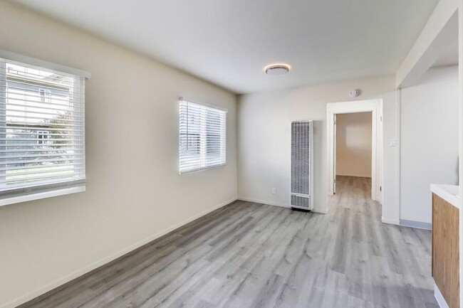 Building Photo - Spacious 1bedroom - Walking Distance to La...