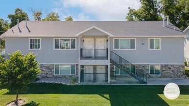 Building Photo - 674 W Meadow Dr