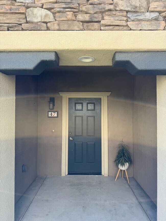 Building Photo - Beautiful 4 Bedroom, 2 1/2 Bathroom Townho...