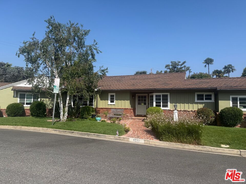 Primary Photo - 4221 W Toluca Lake Ln