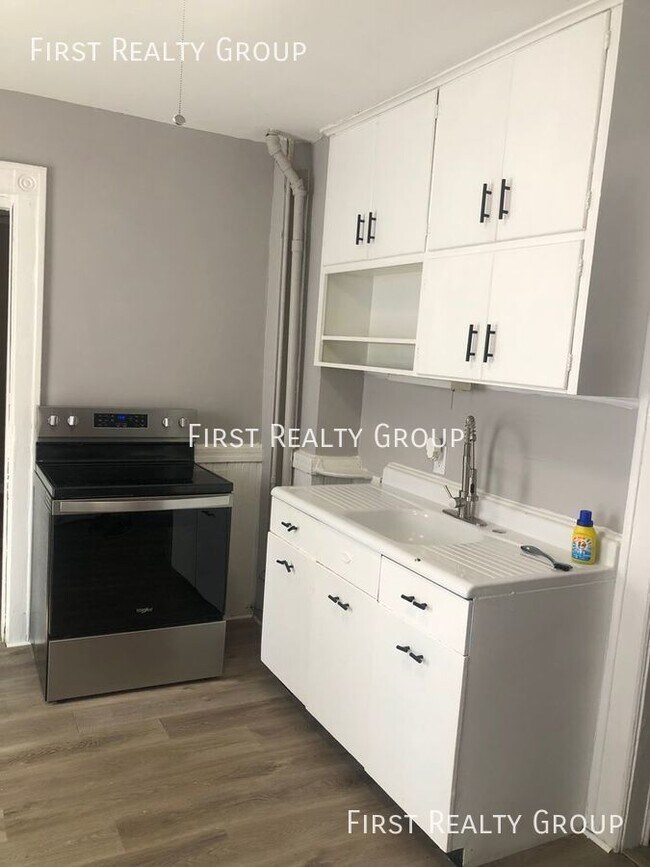 Building Photo - 2 Bedroom, 1 Bath Apartment for Rent Piqua...