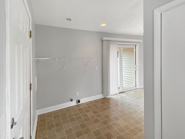 Building Photo - Beautiful 3 bedroom 2.5 bath ranch style h...
