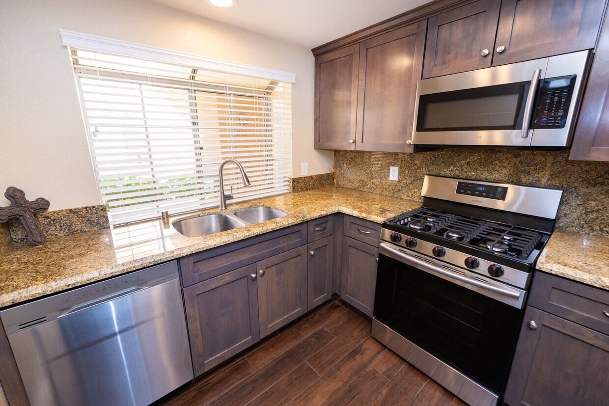 Foto principal - 2BR/2.5BA Townhome with garage - READY NOW!