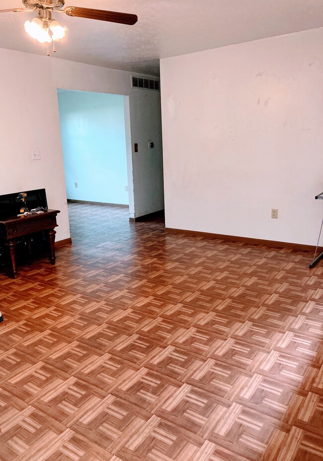 Foto del edificio - 320 Crestwood Dr