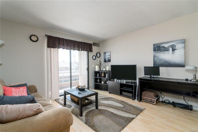 Foto del edificio - 6815 Remmet Ave