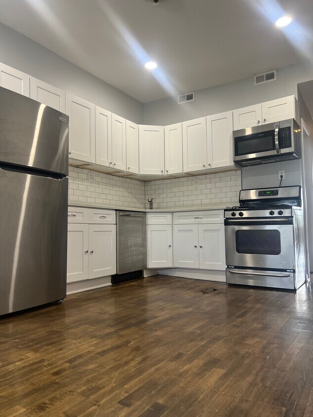Kitchen - 3330 W Hutchinson St