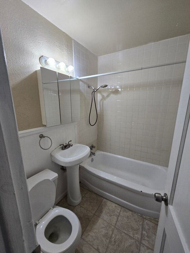 Foto del edificio - Great location 3 bed 1 bath with appliances!