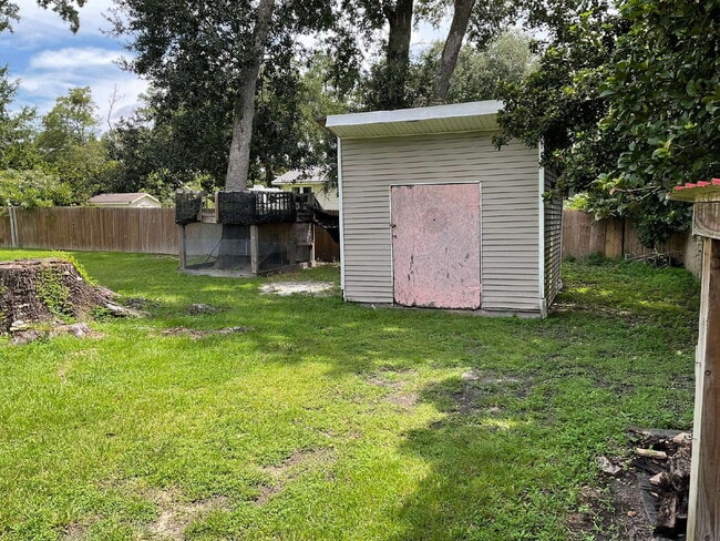 Building Photo - "Charming 3-Bedroom Haven with 2 Full Bath...