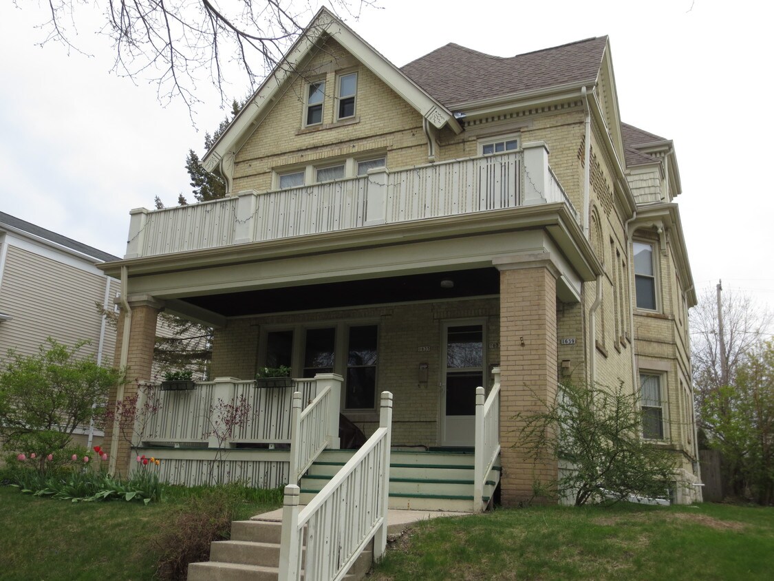Primary Photo - 1635 N Astor St