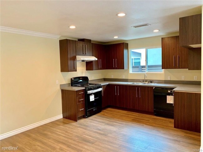 Building Photo - 3 br, 3 bath Duplex - 8420 Sheffield Rd