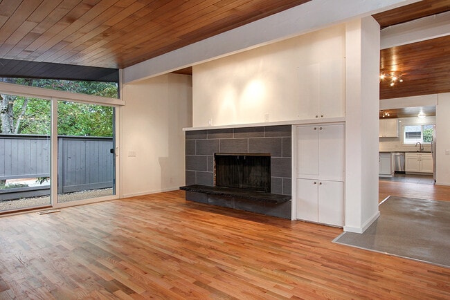 Building Photo - 10804 NE 47th St
