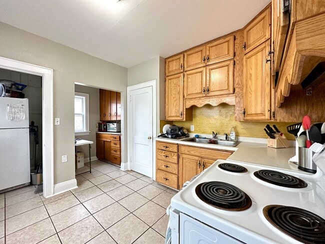 Building Photo - AVAILABLE NOW - 4 Bed, 2 Bath Chester Park...