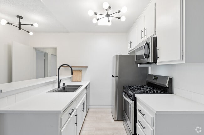 Interior Photo - 10844 Rose Ave