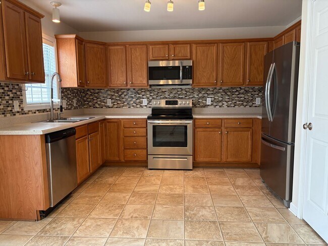 Building Photo - 3 Bedroom, 2.5 Bathroom Townhouse in High ...