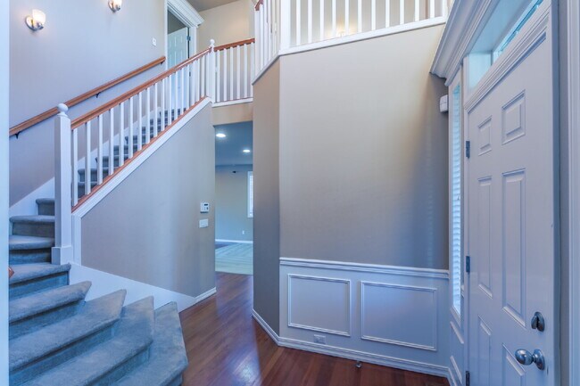 Foto del edificio - Spacious 4-Bedroom Haven in Kent with 2.5 Bathrooms and 2,570 Sq Ft of Comfort!