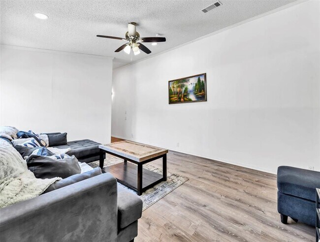 Foto del edificio - 336 River Oaks Dr