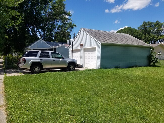 Building Photo - 402 14th St N