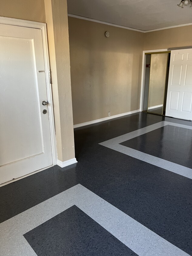 Foto principal - 718 W 55th St