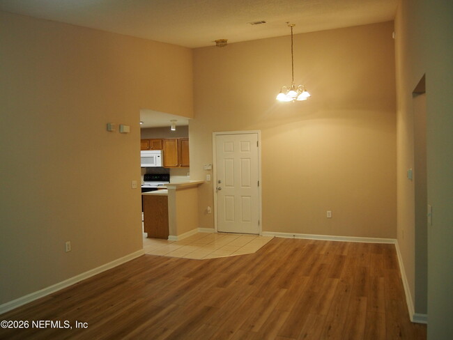 Foto del edificio - 7920 Merrill Rd