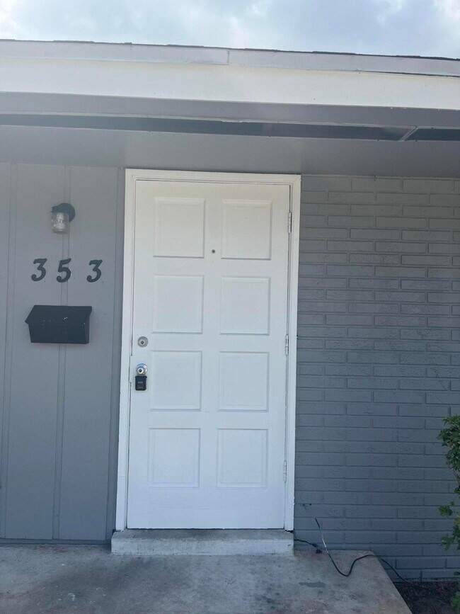 Foto del edificio - 353 Silver Beach Rd