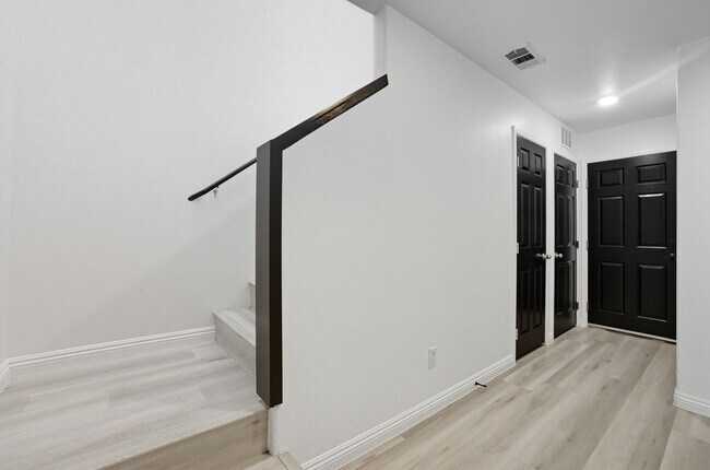 Building Photo - *MOVE IN SPECIAL - $300 OFF FIRST MONTH'S ...