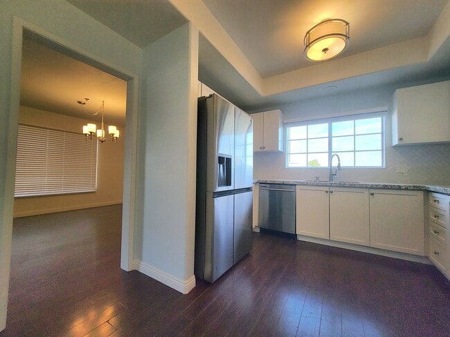 Building Photo - 10925 Blix St