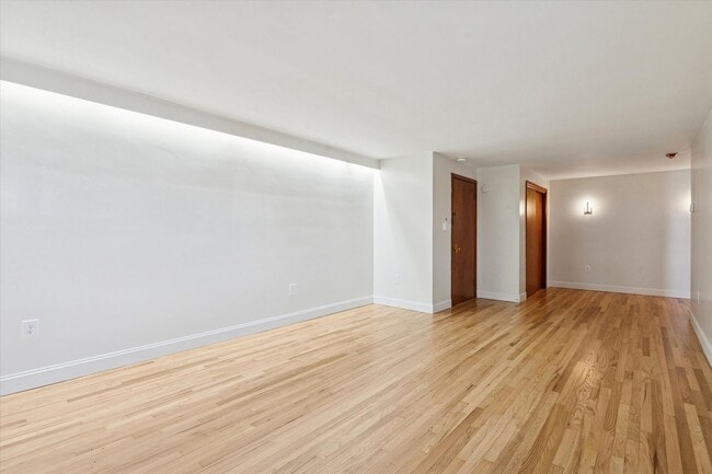 Foto del edificio - Available Immediately – 1B/1B Recently Renovated Unit