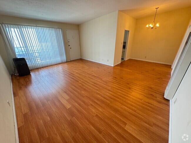 Building Photo - 521 S Manhattan Pl