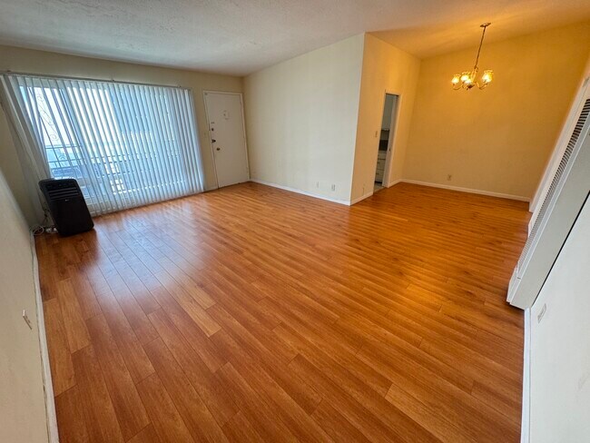 Building Photo - 521 S Manhattan Pl