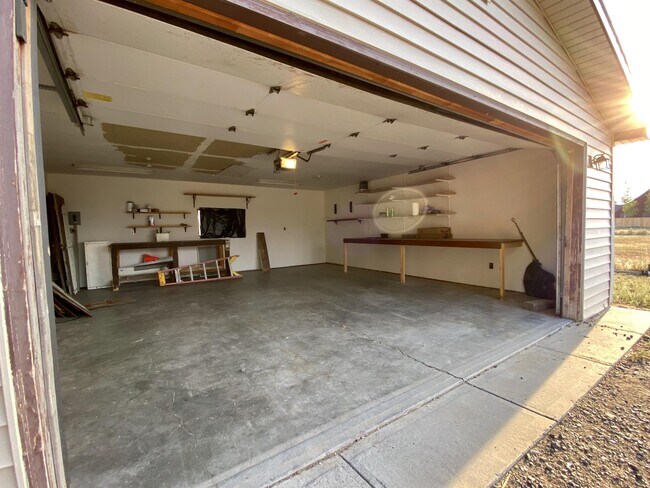 Building Photo - 806 Southfork Rd