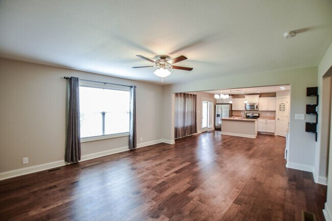 Building Photo - Pet Friendly in Rossview!