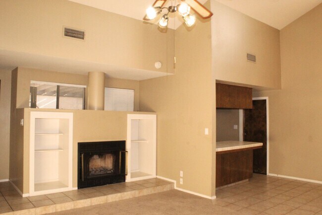 Building Photo - 2 Bed Condo w/Garage!