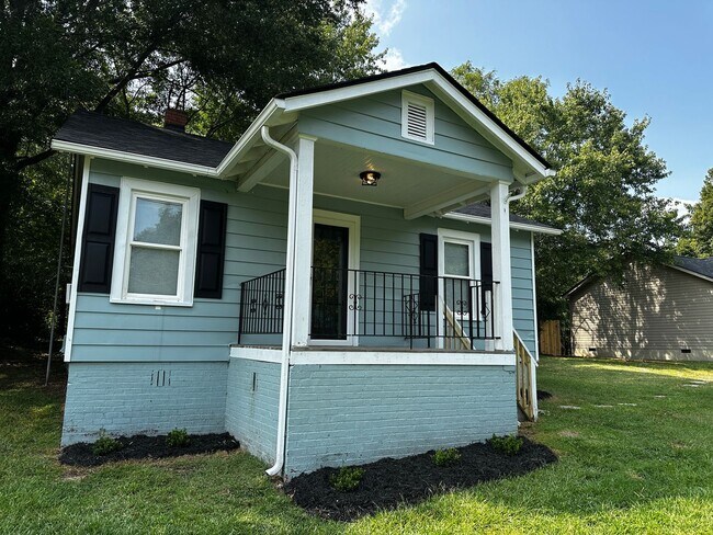 Building Photo - Renovated Bungalow in central High Point L...