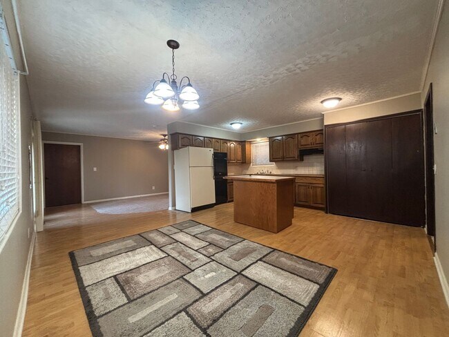 Building Photo - Beautiful 3 bedroom 2 full bath 2 car garage