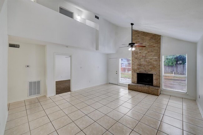 Foto del edificio - 5906 Golden Forest Dr