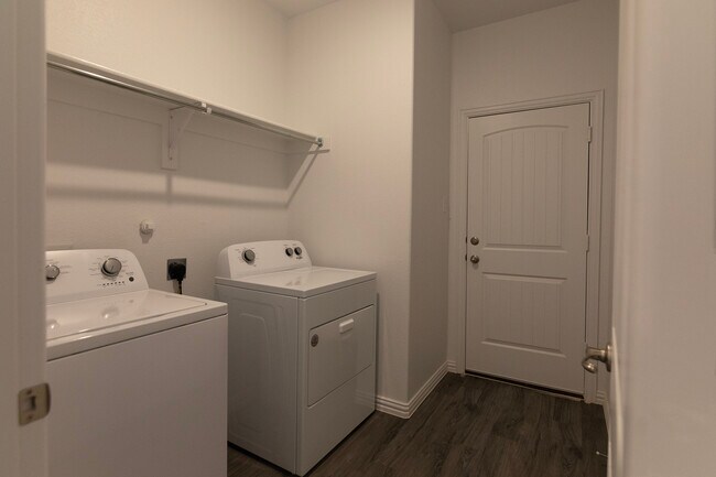 Foto del edificio - 10504 Many Oaks Dr