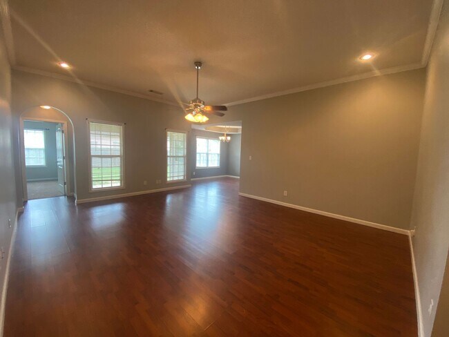Building Photo - Bonaire Rental zone for Veterans High. Mil...