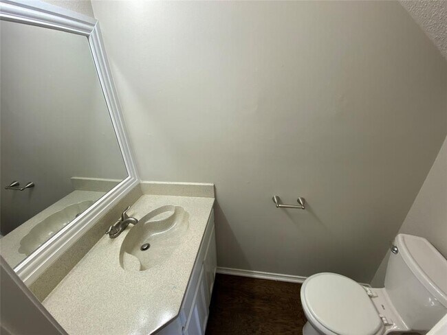 Foto del edificio - 5912 Holiday Ln