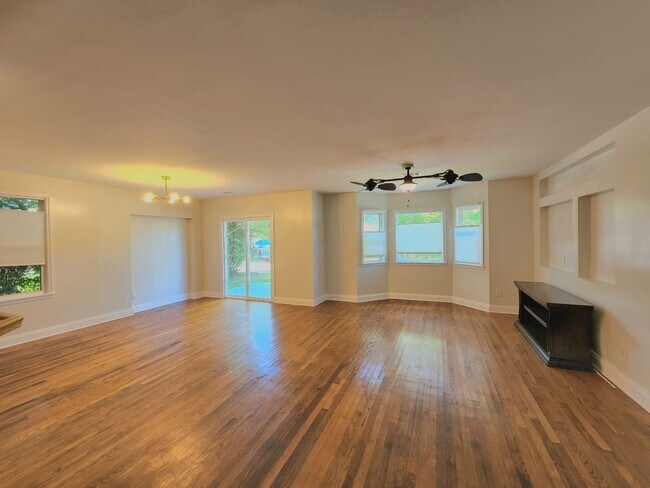 Foto del edificio - Completely Remodeled Navy Point 3 Bedroom, 2 Bath Cottage! Close to the Water!!