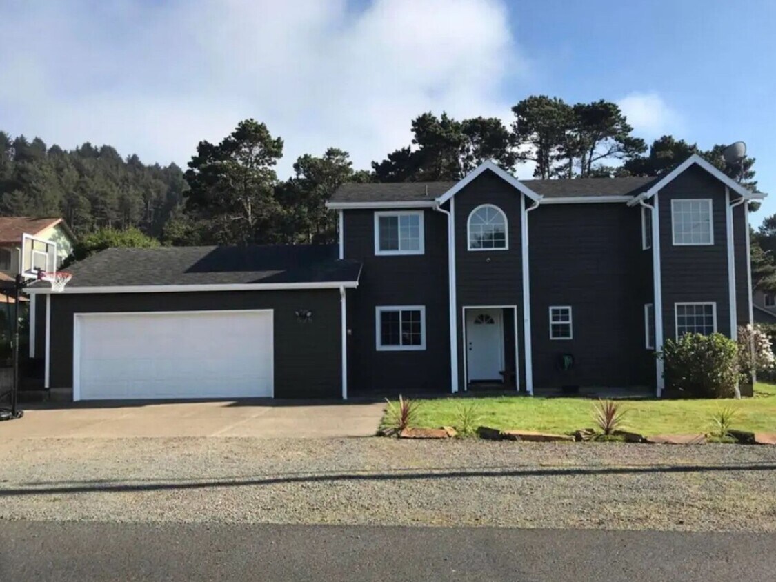 Primary Photo - Escape the City to Newport Beach Dreamhome