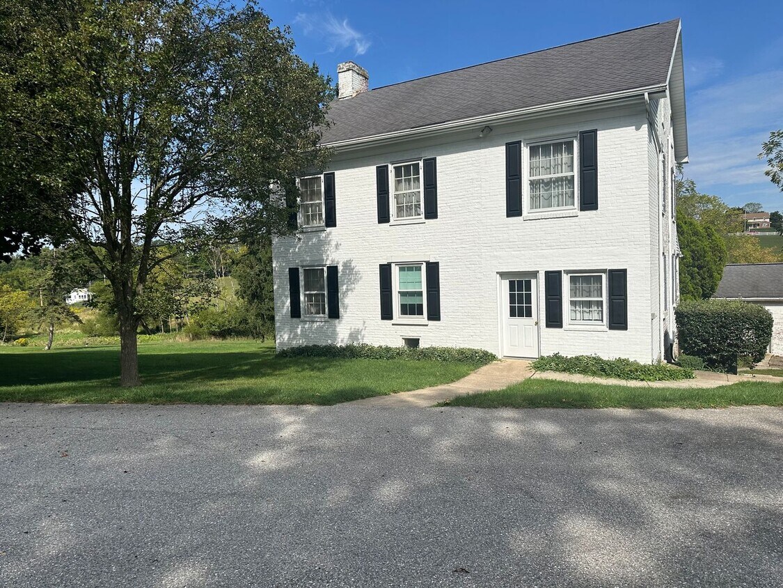Foto principal - Beautiful 4 bedroom home in York, PA!